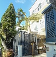 Entrance to the Versace mansion where Cunanan shot Gianni Versace. (Image via Wikimedia Commons)